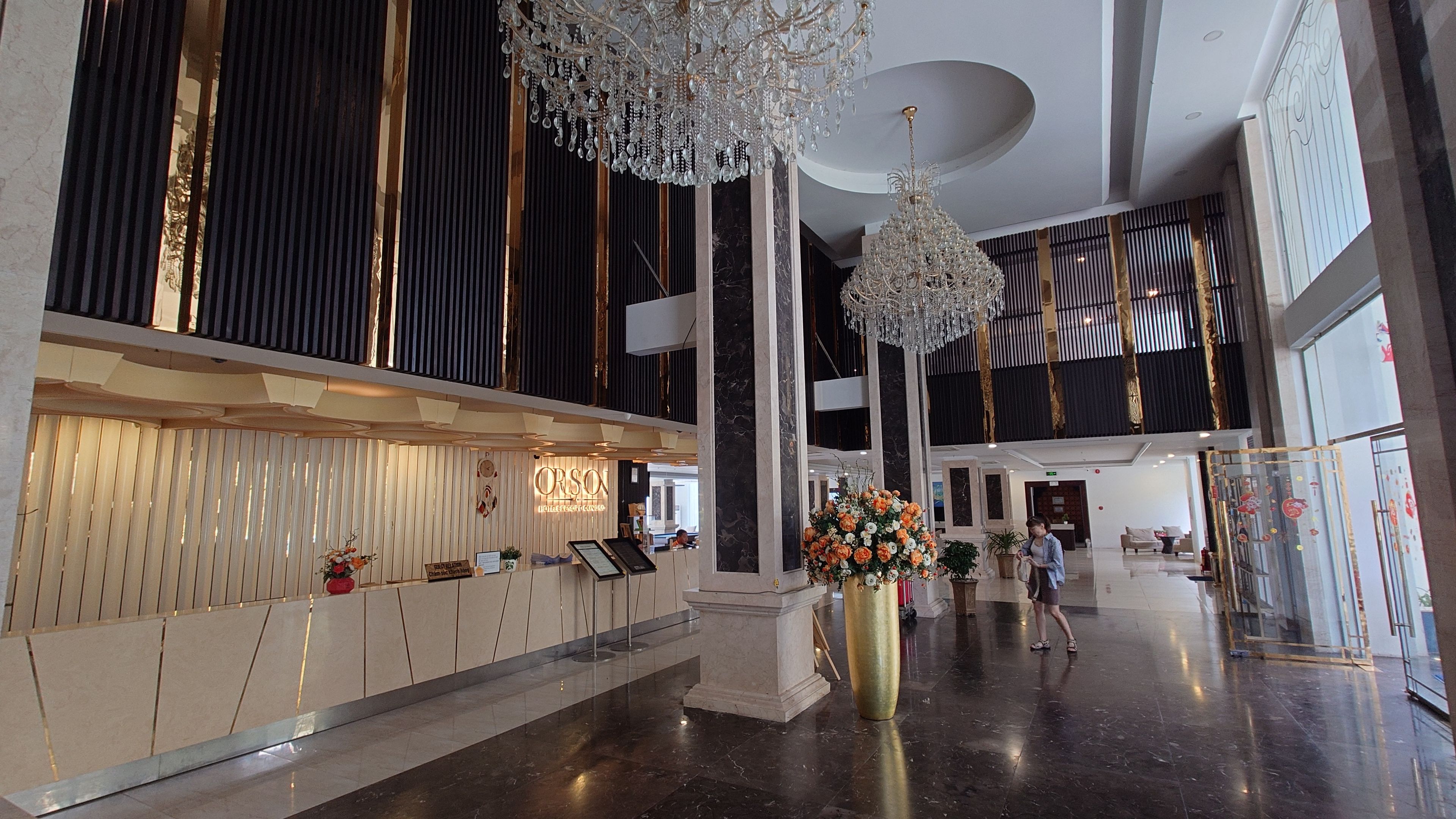オーソンホテルの洗練されたフロントエリア