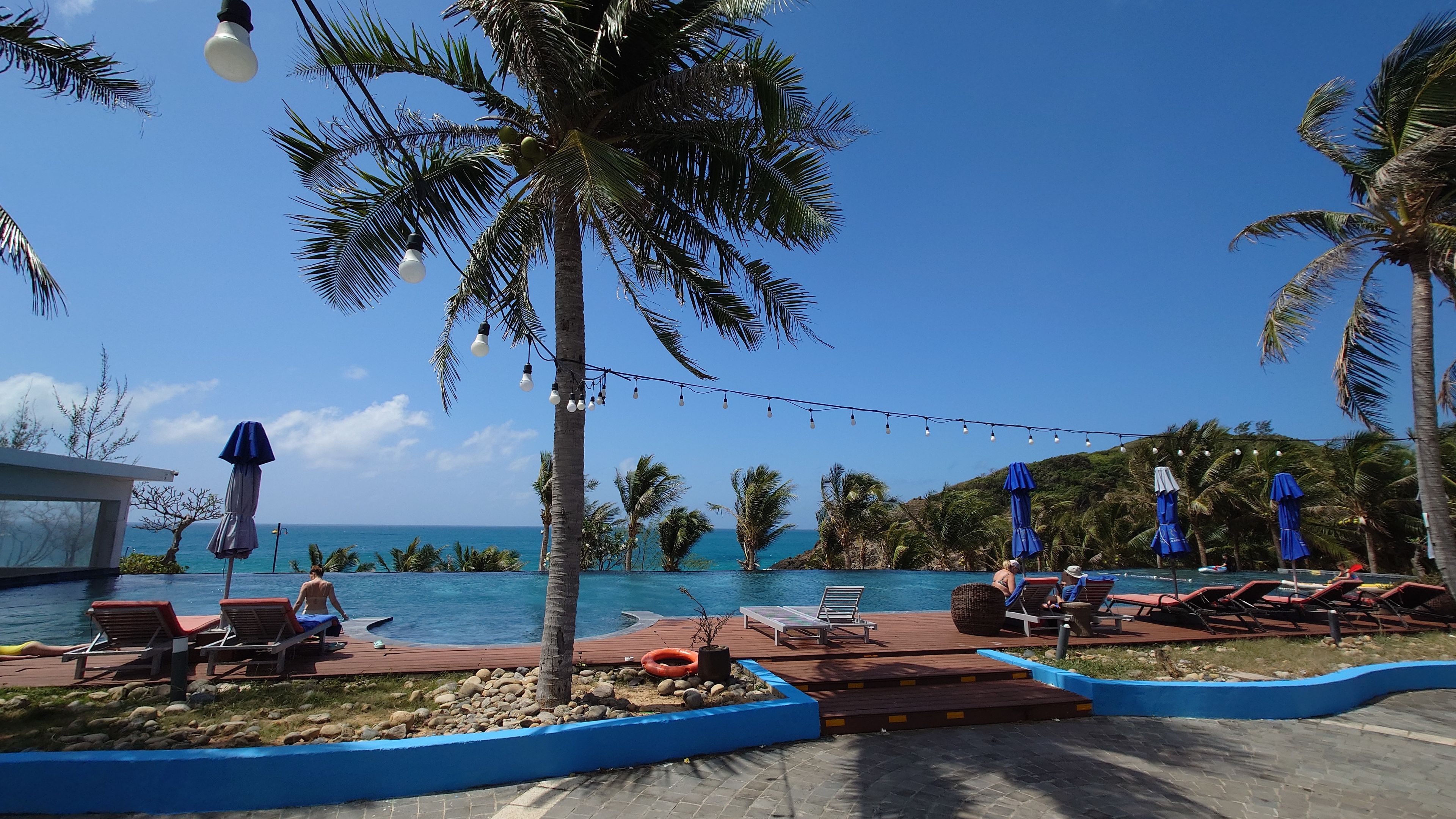 広大なプールとその先に続くコンダオの青い海