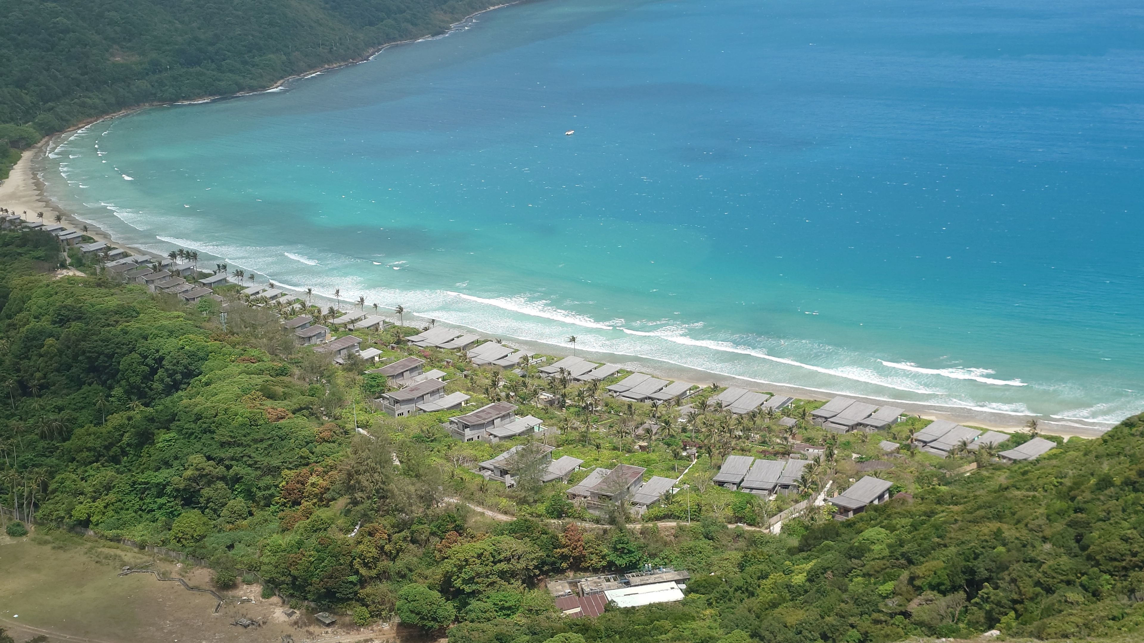 シックスセンシズ コンダオと広大なプライベートビーチを上空から一望する風景