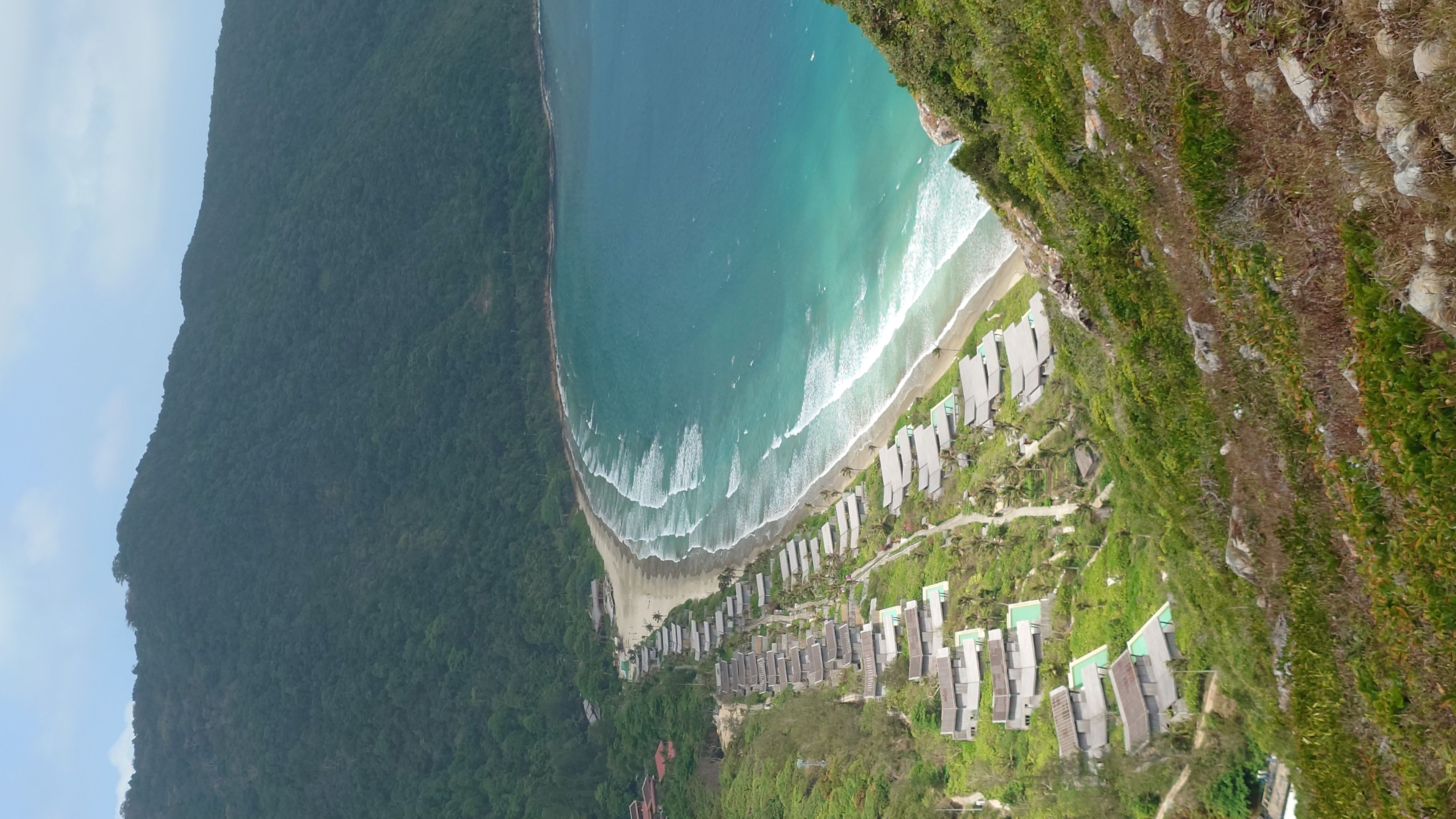 シックスセンシズのホテルとビーチを縦構図で捉えたダイナミックな風景
