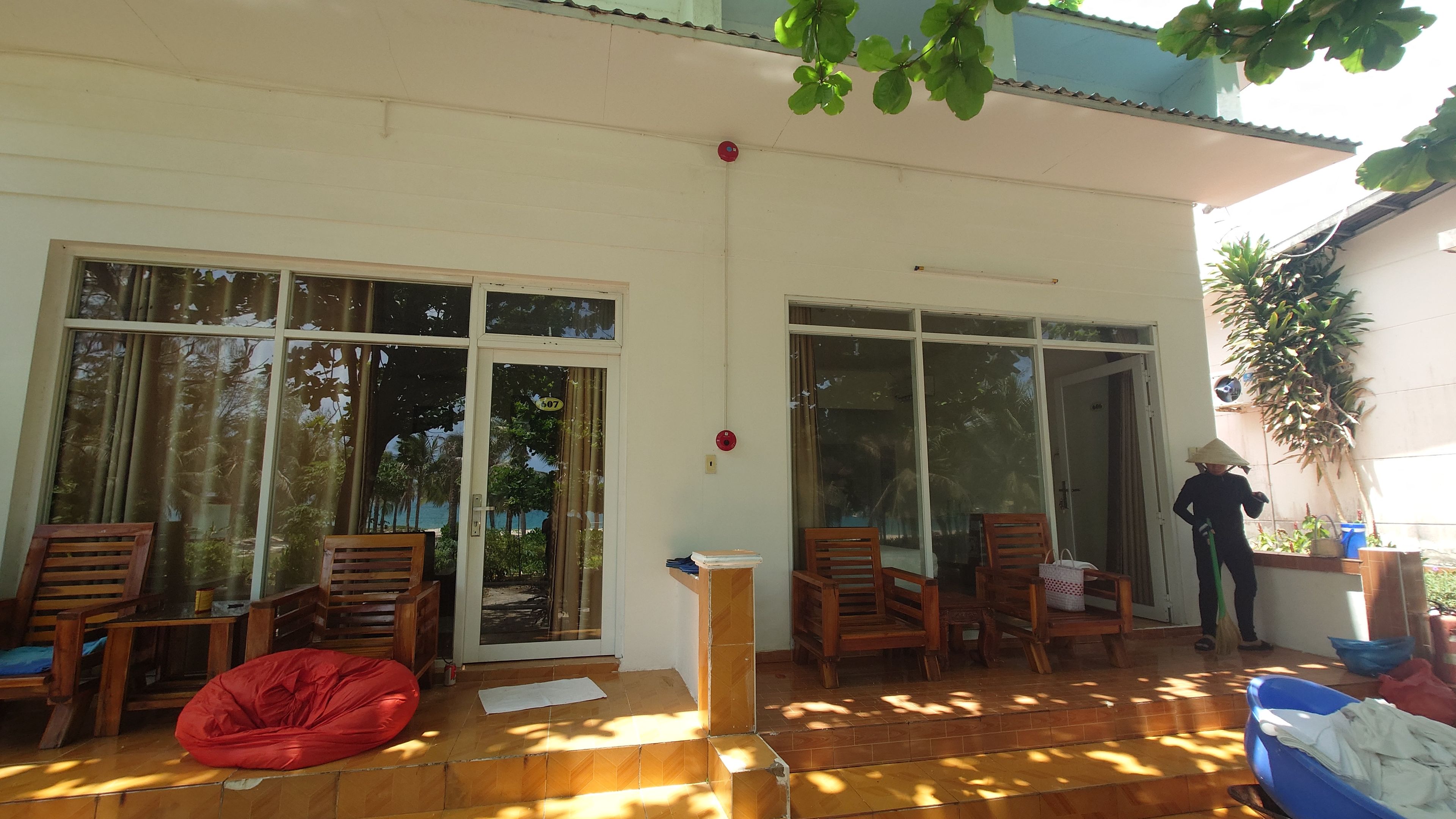 タンソンニャット：ベトナムらしさを感じる、シンプルながらも温かみのある客室の正面風景