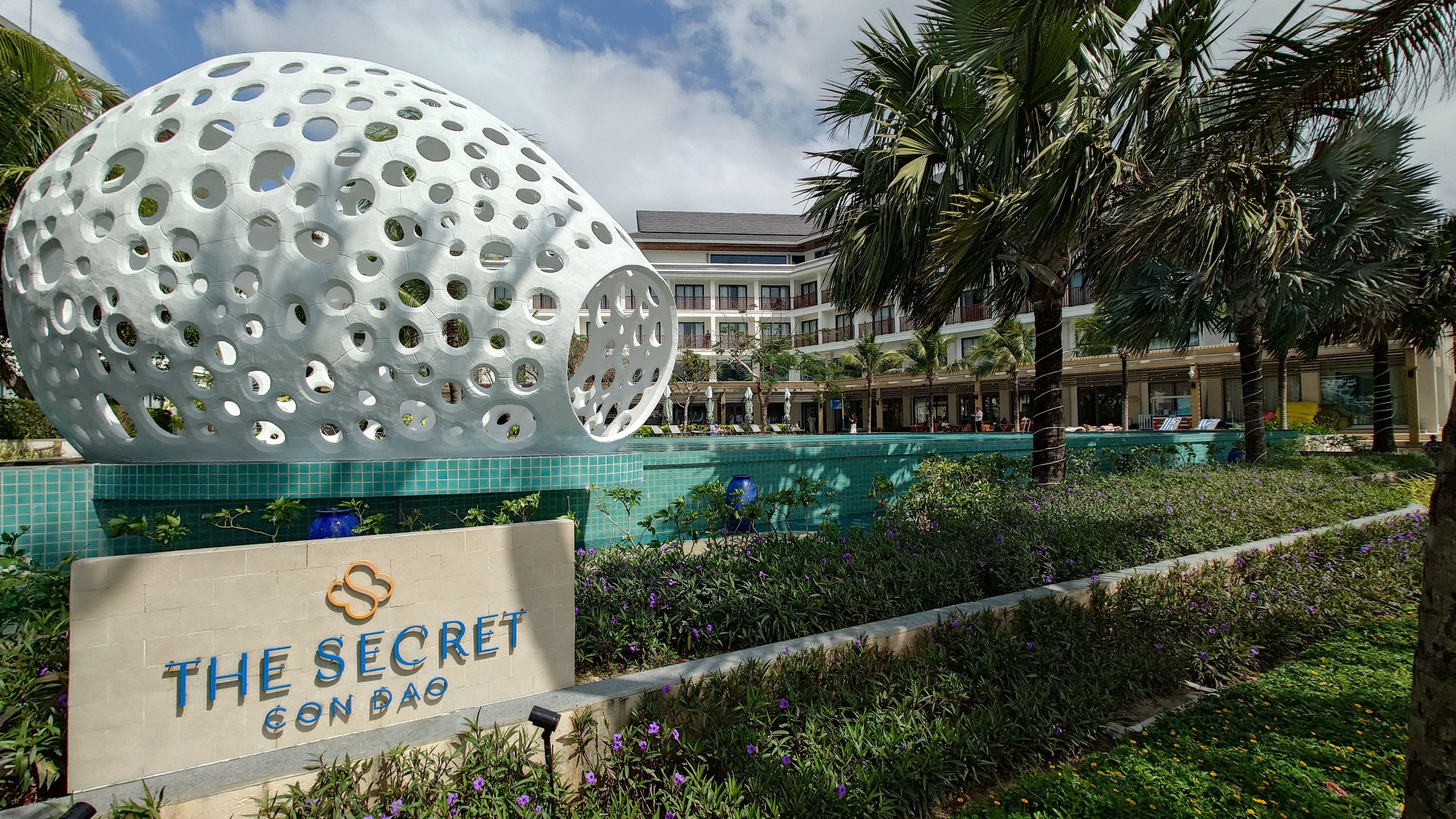 ザ シークレット コンダオ：洗練されたホテルの看板とモダンな外観