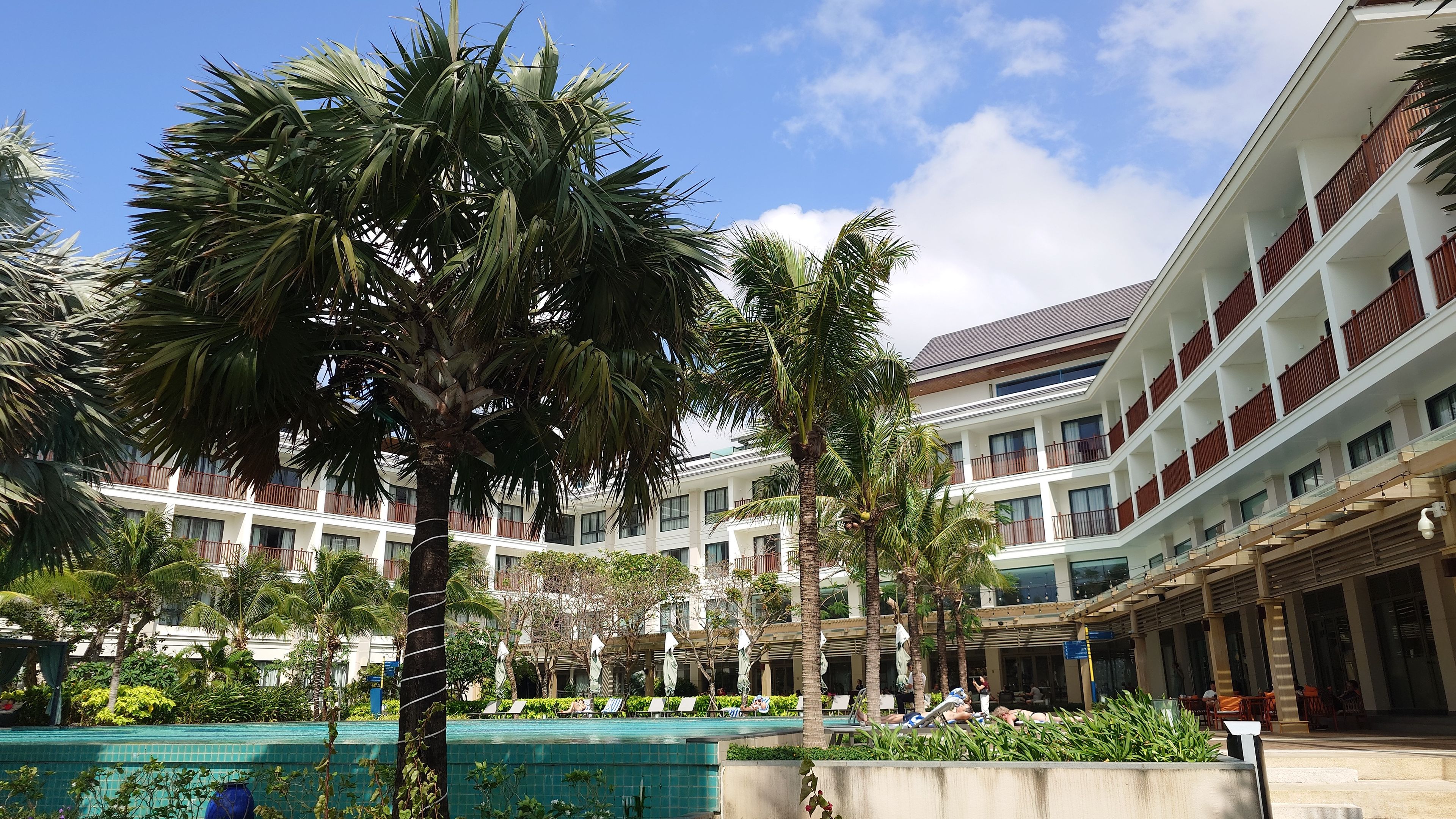 ザ シークレット コンダオ：青空に映えるホテルの外観と美しいプール