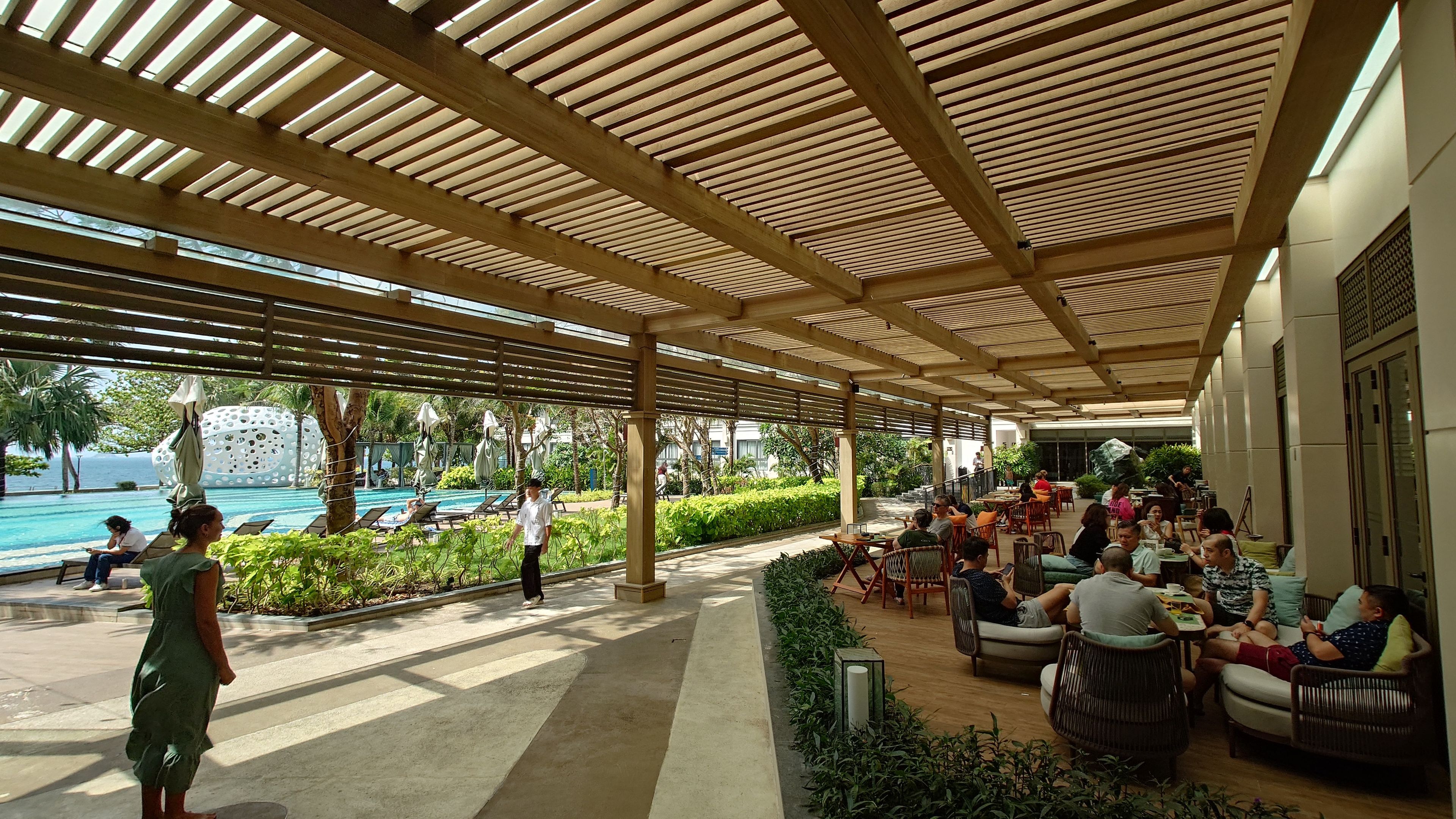 ザ シークレット コンダオ：プールサイドに併設されたおしゃれなカフェエリア