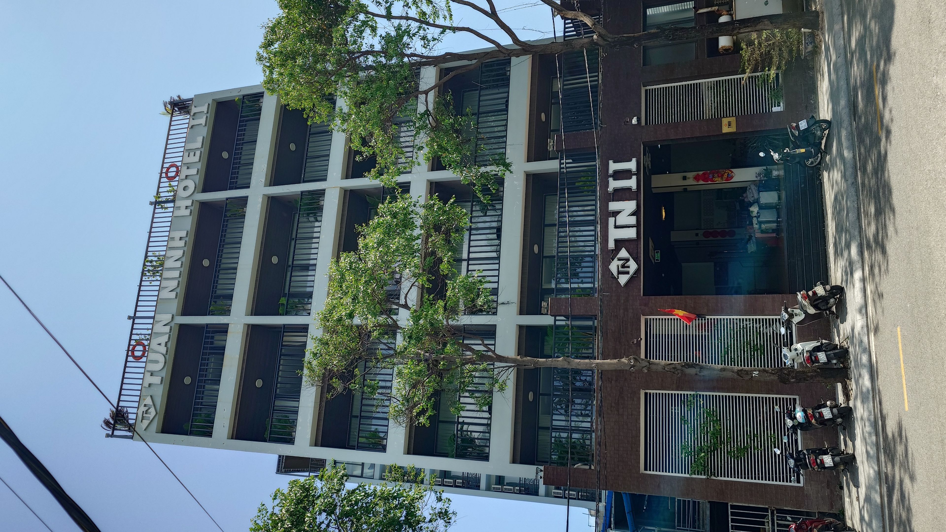 トゥアン ニン ホテル 2：コンソンタウンの街並みに溶け込む、親しみやすいホテル外観