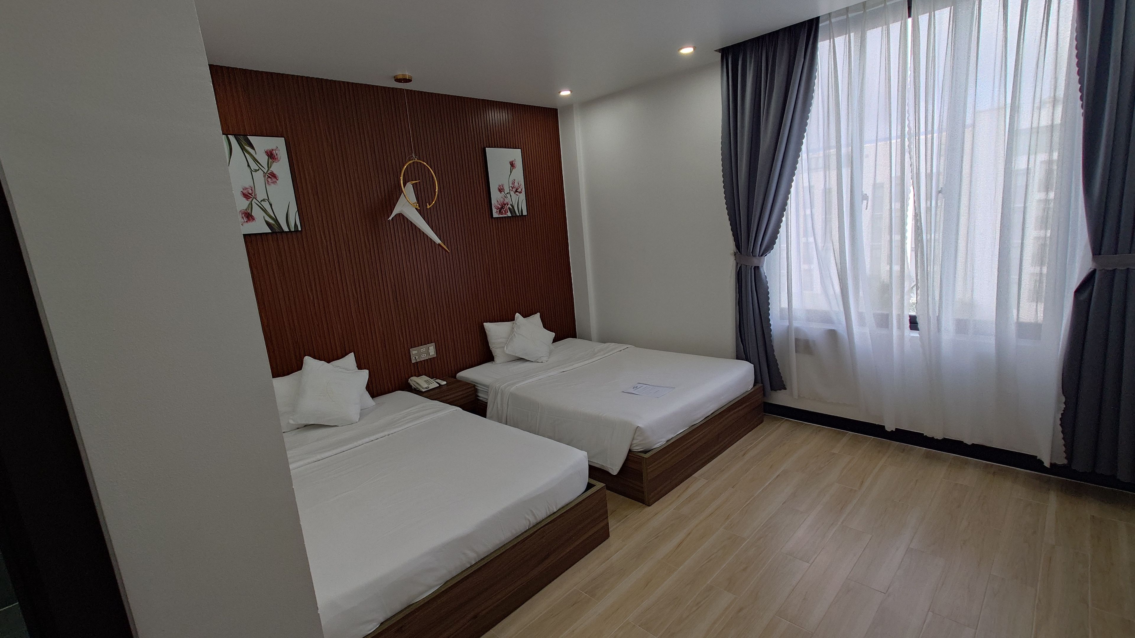 トゥアン ニン ホテル 2：シンプルながらも清掃の行き届いた、ダブルベッド2台の客室