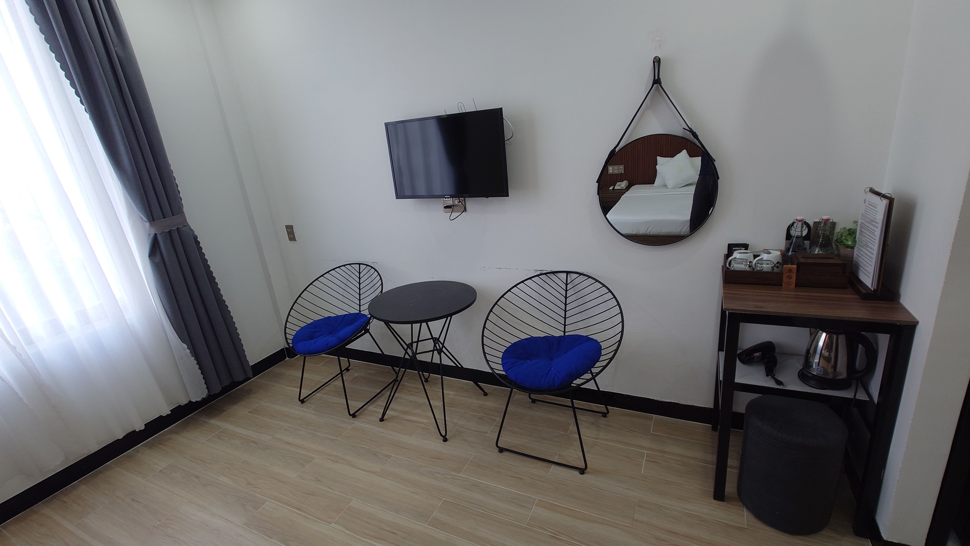 トゥアン ニン ホテル 2：デスクやテレビ、ポットなど、一人旅や長期滞在に必要な設備が揃う客室