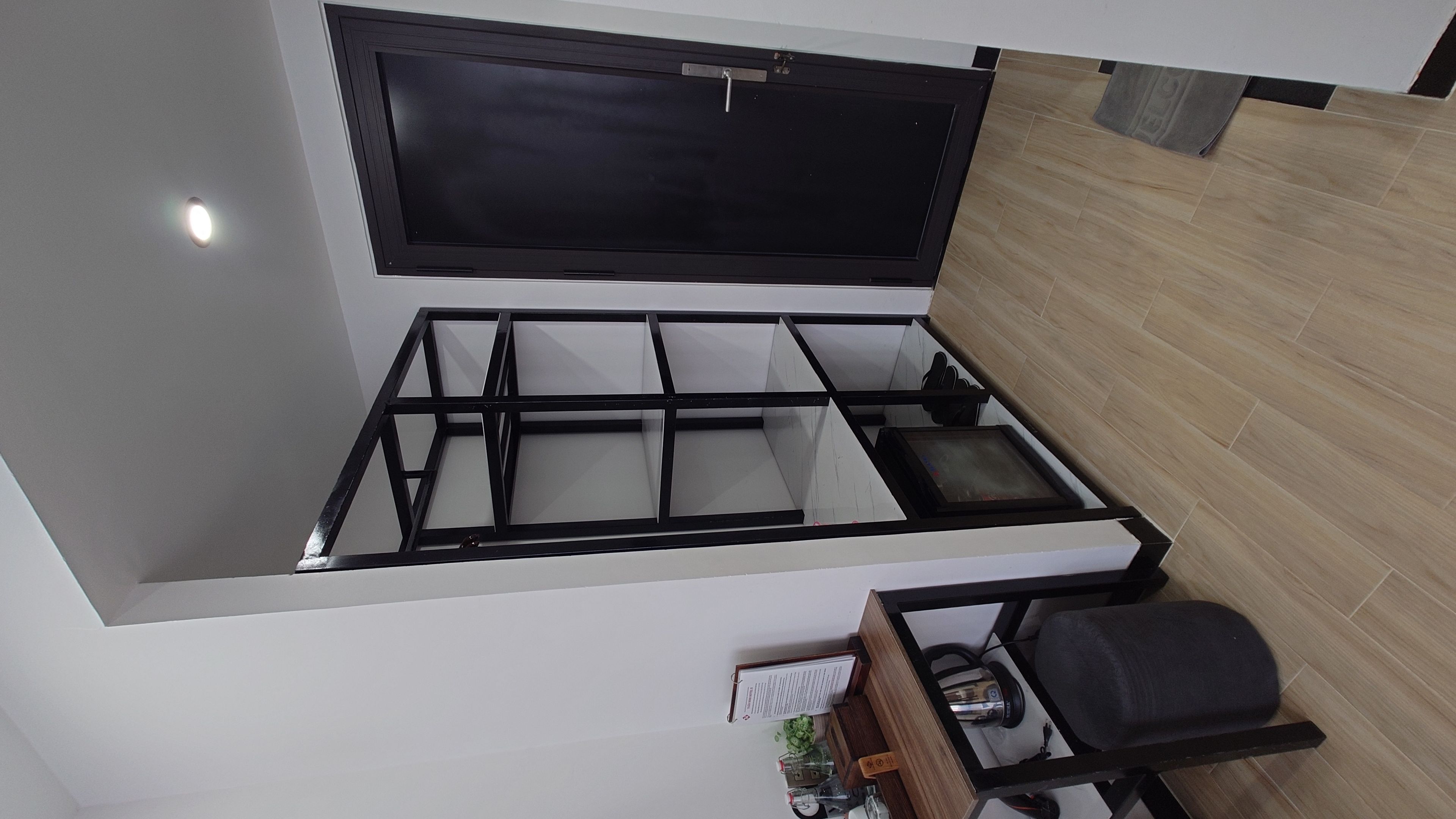 トゥアン ニン ホテル 2：バックパックや荷物を置くのに便利な棚が備わった、客室の入り口エリア