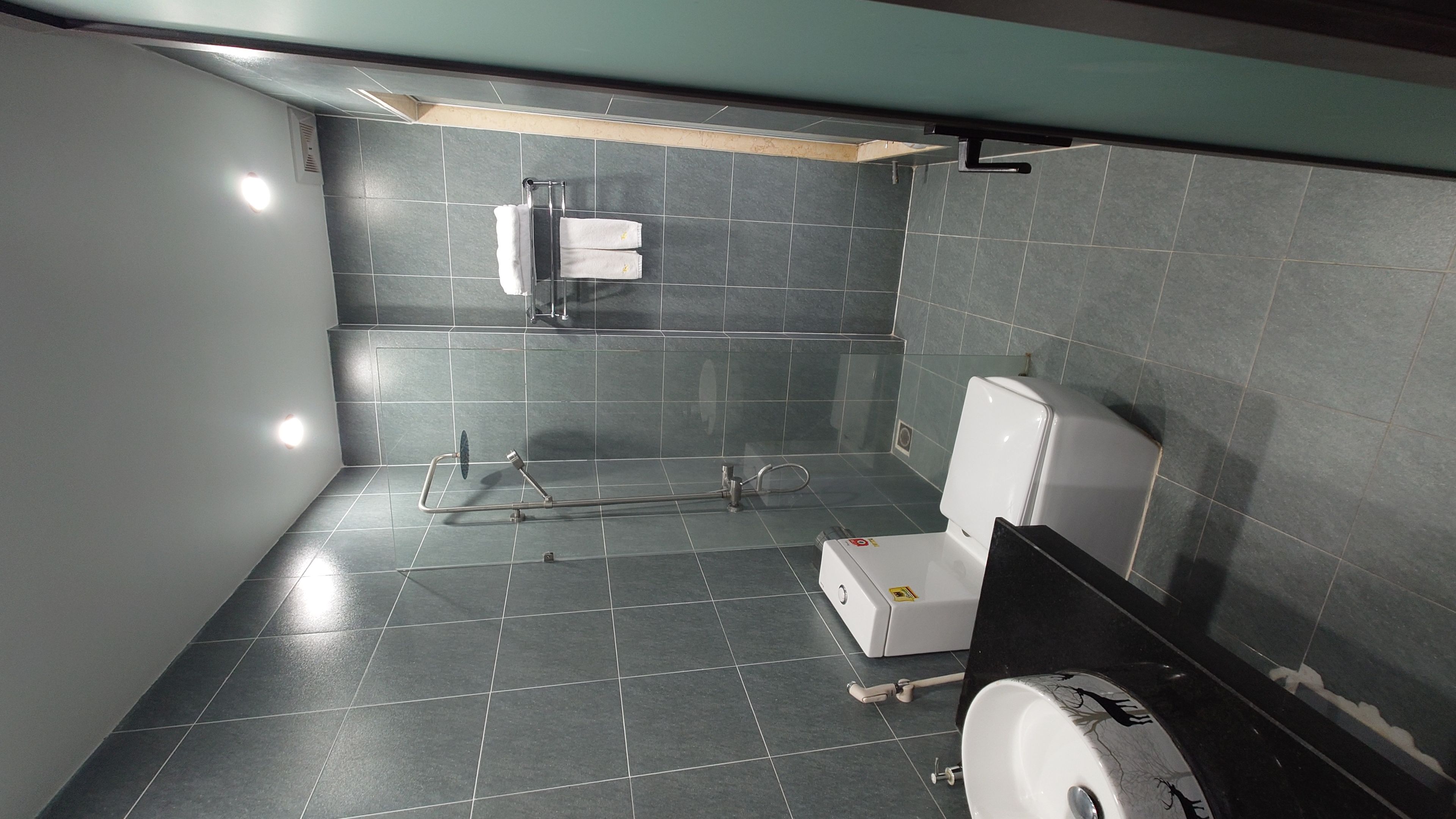 トゥアン ニン ホテル 2：コンパクトながらも清潔に保たれた、トイレとシャワーのユニットバス