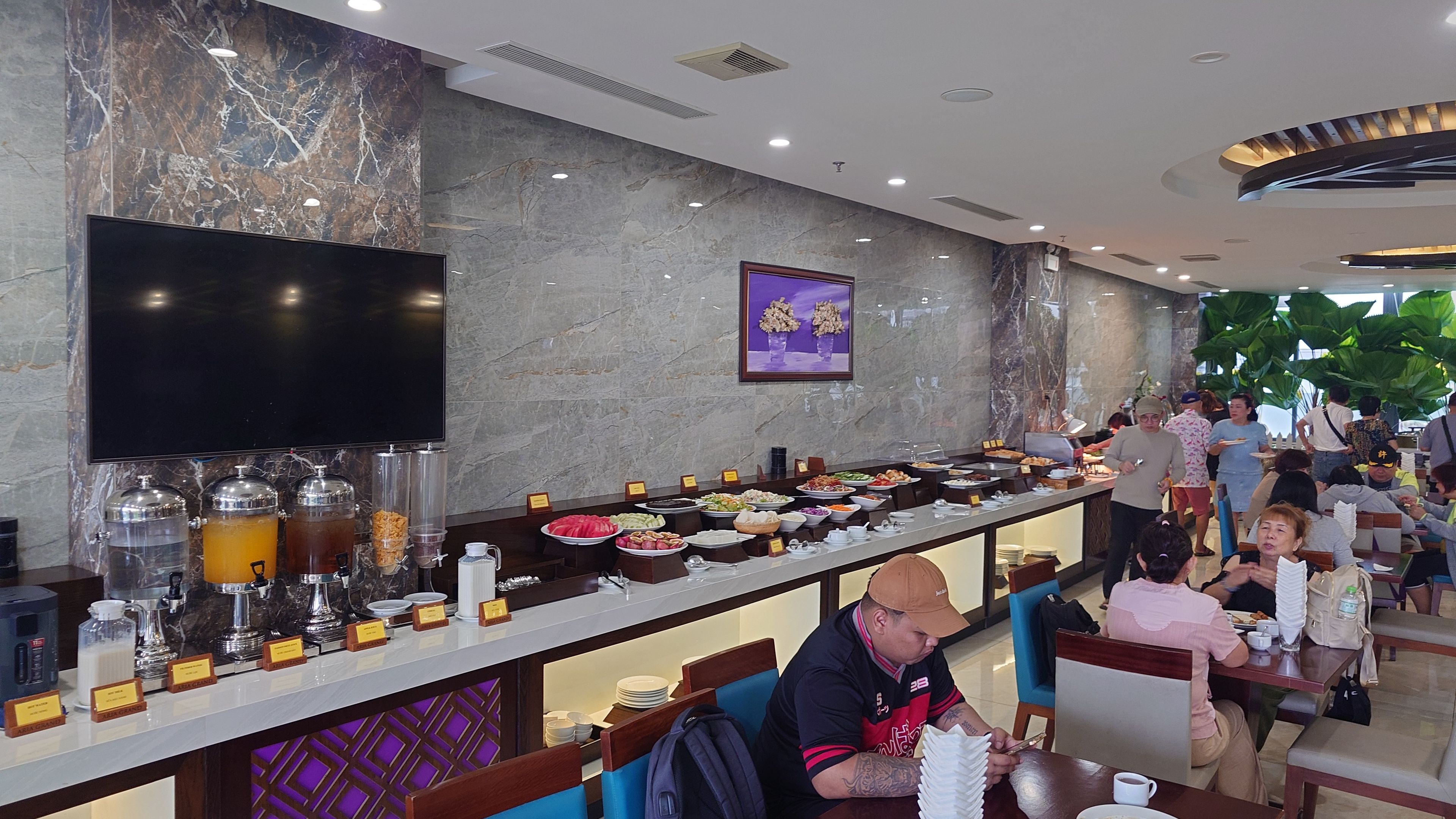 Casual atmosphere of the breakfast venue