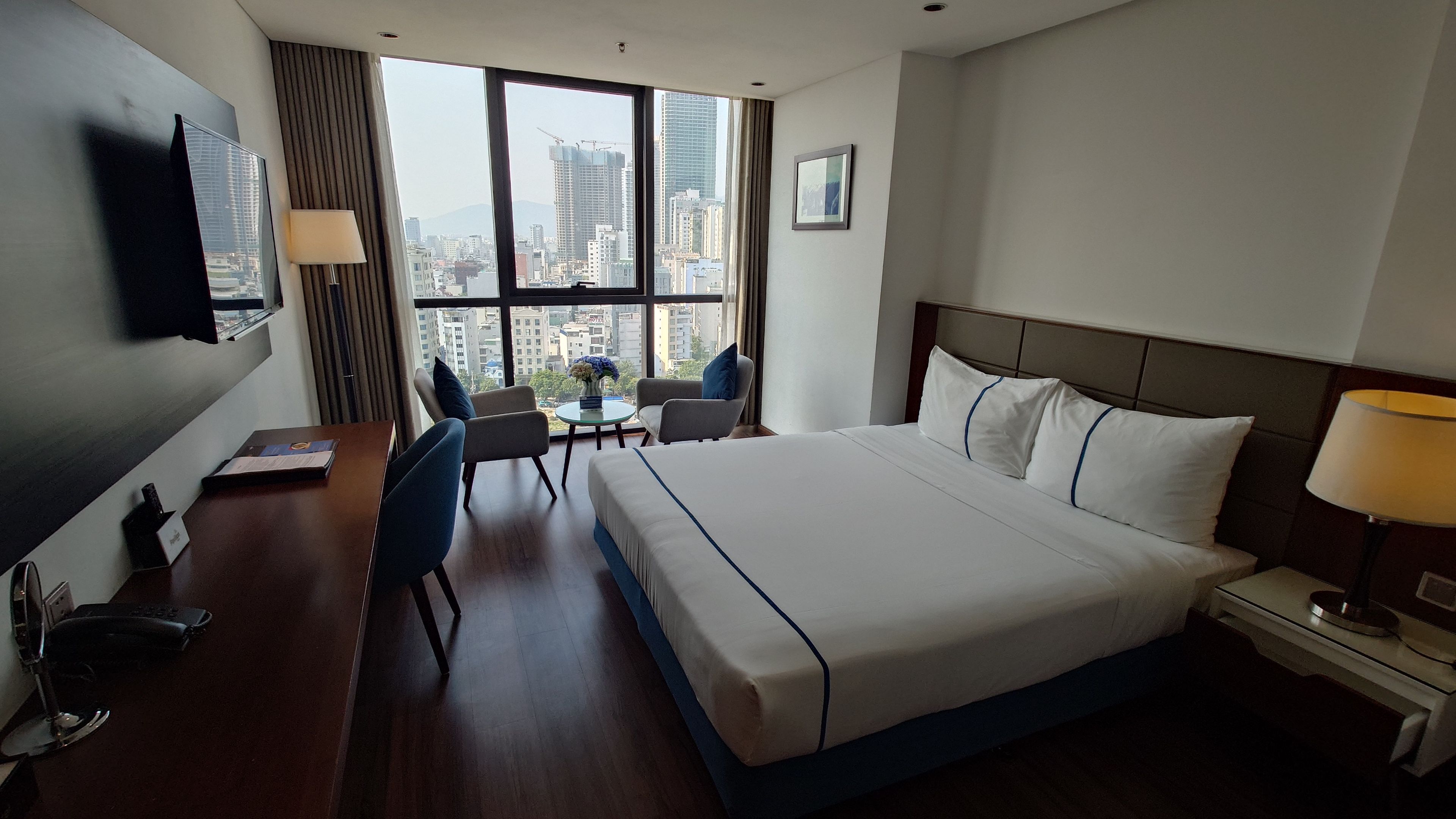 Spacious double bed guest room with a Da Nang city view