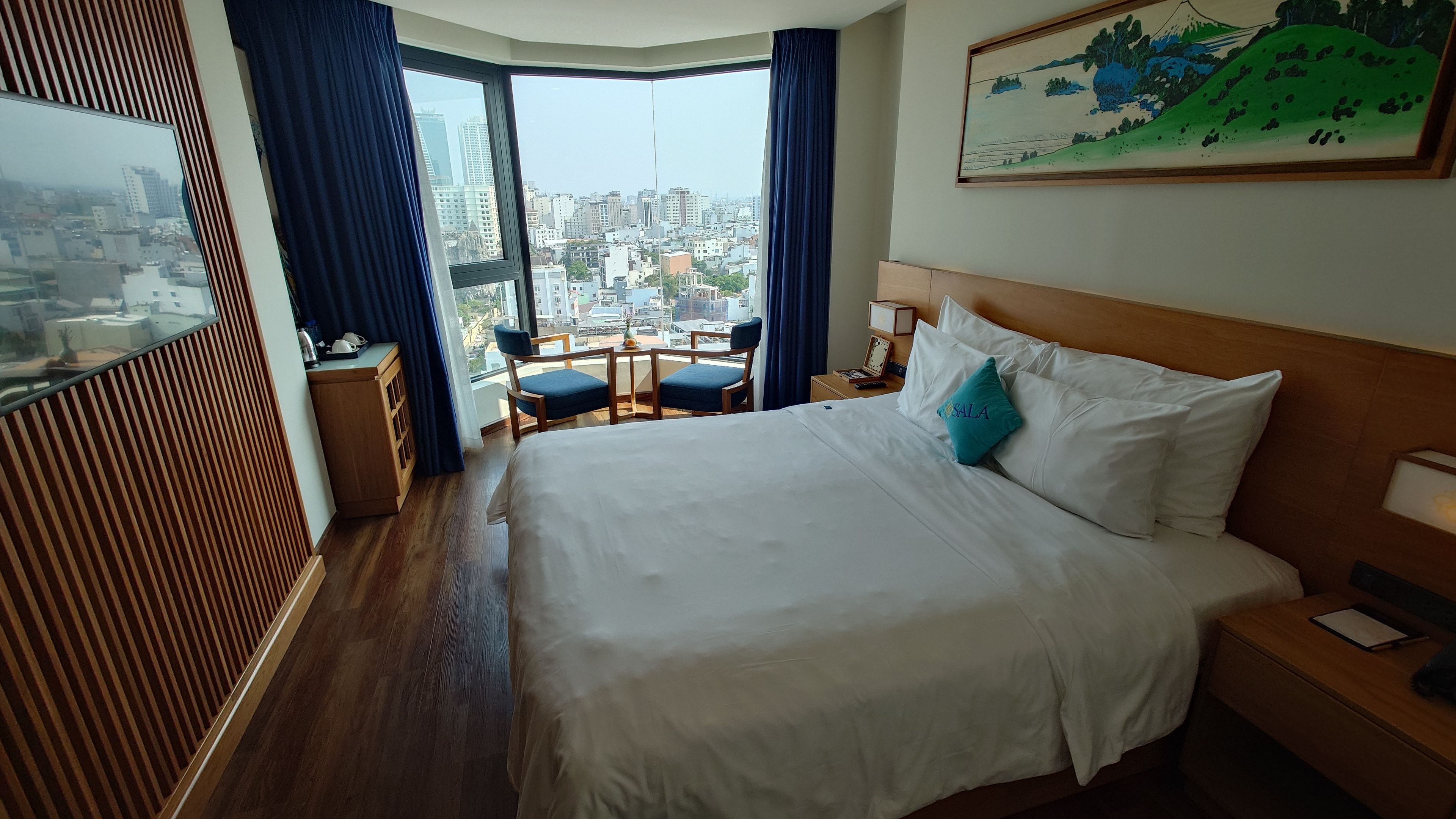 Guest room double bed
