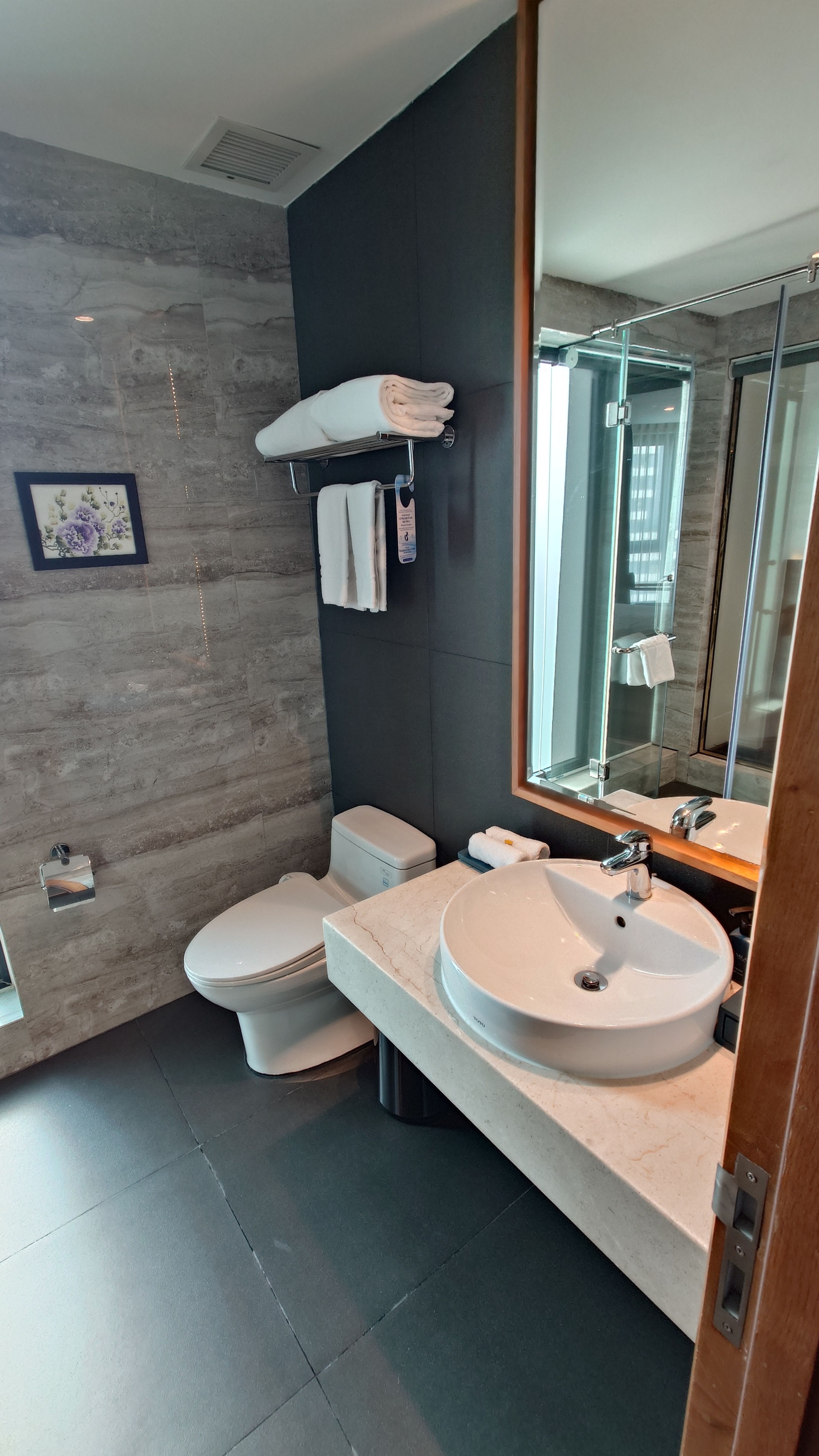 Guest room bathroom