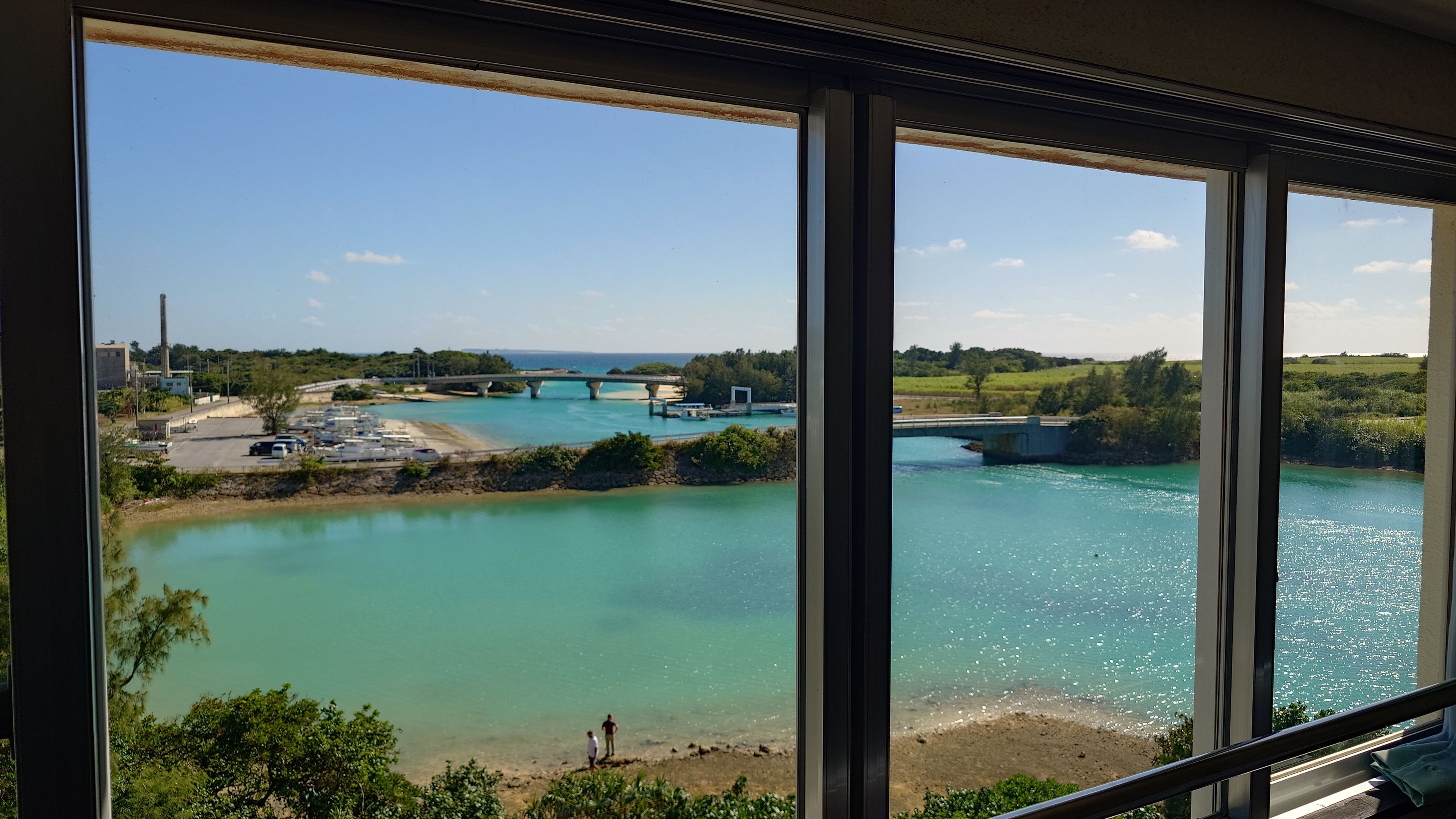 宮古島のリゾートホテルとプールの風景