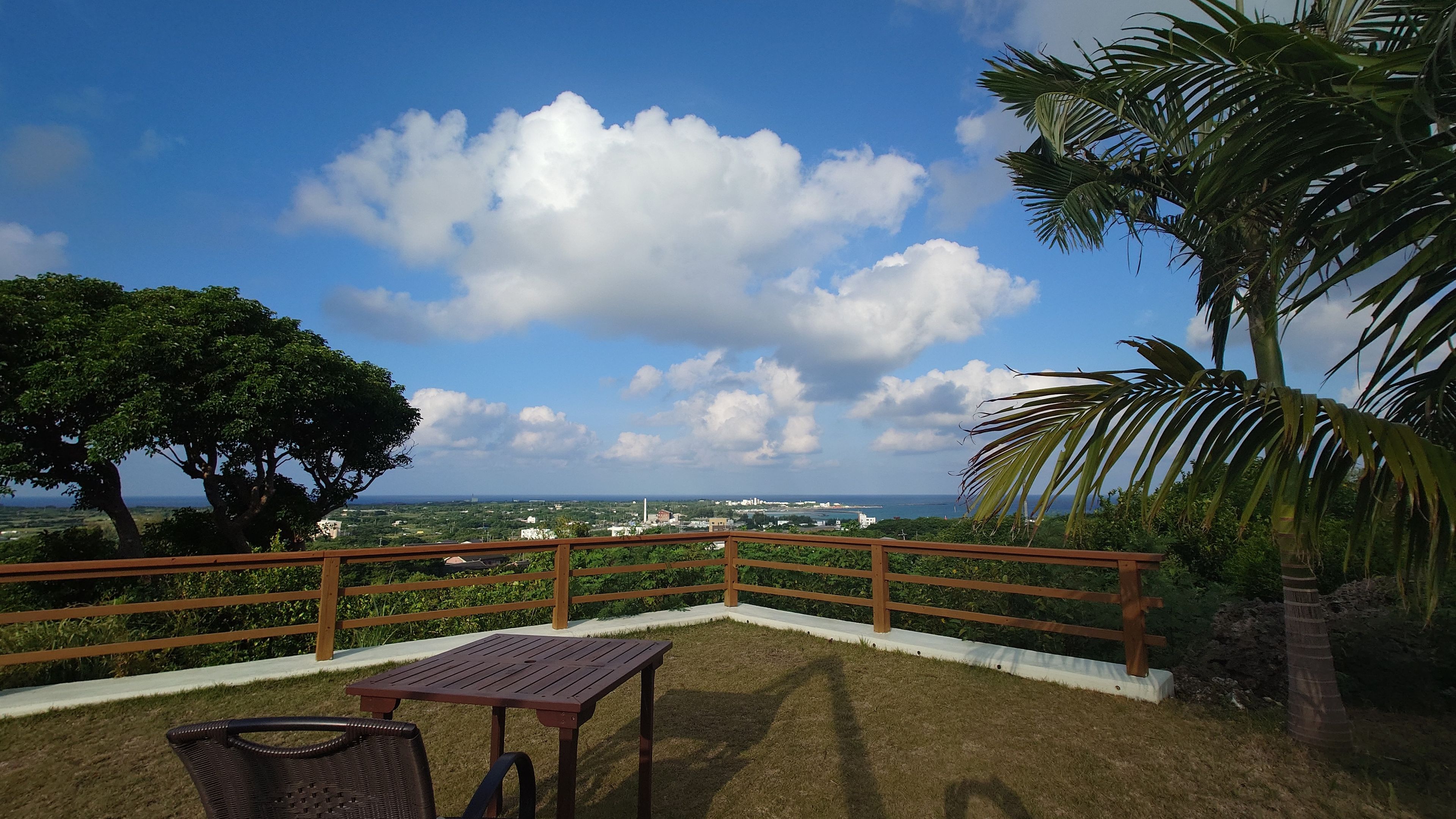 サンヒルズふぶ舎からの景色 - 高台からのヨロンブルー